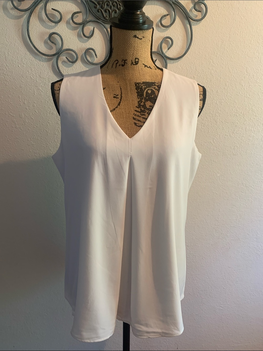 Premise Cream V-Neck Sleeveless Camisole